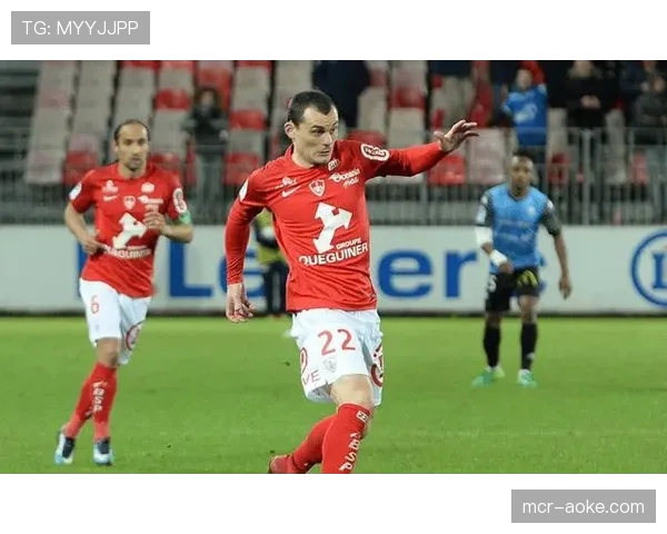 主帅专访:布雷斯特教练谈战术理念,强调“利用宽度是为了更好地攻击肋部”